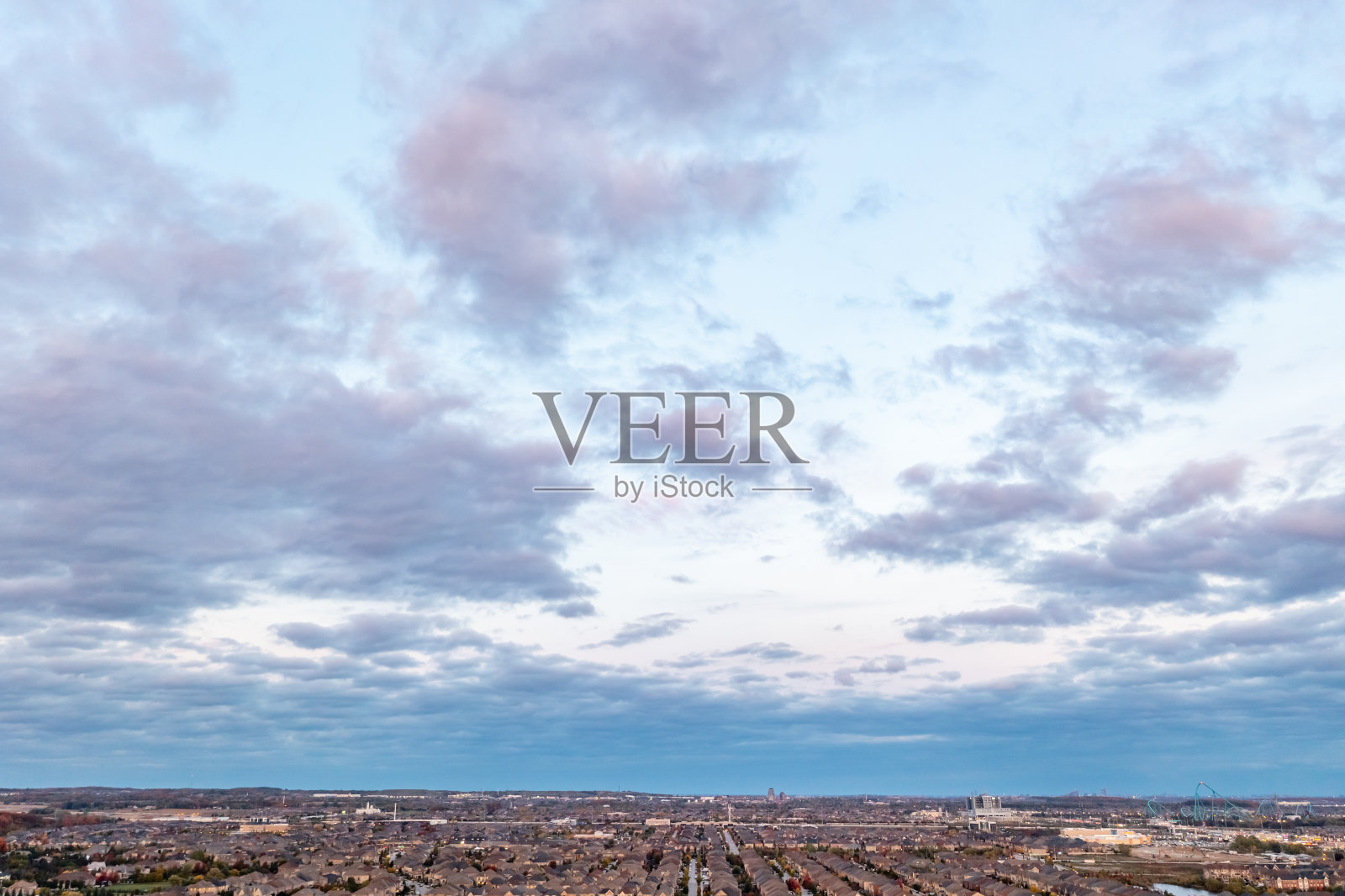 多色树叶在戛纳社区公园和麦肯齐博士秋天，伍德布里奇，加拿大照片摄影图片