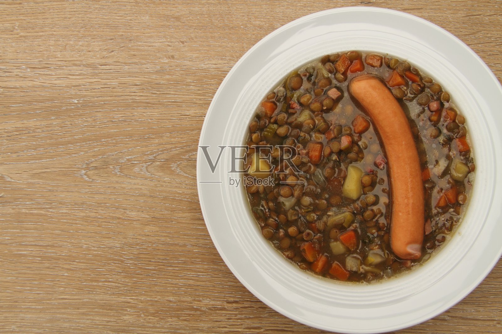 扁豆汤配香肠照片摄影图片