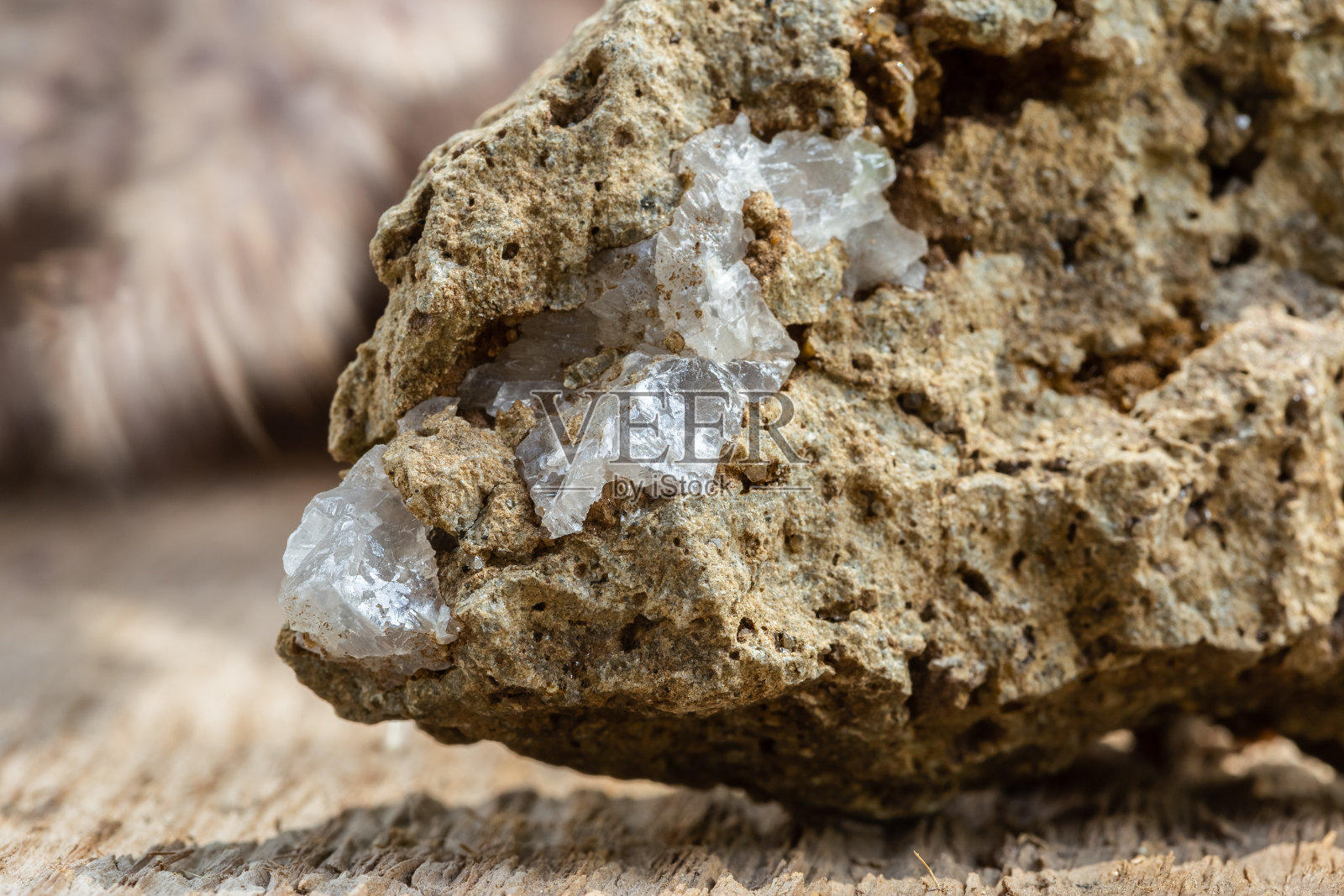 微距镜头清晰的石英晶体上的原始石头照片摄影图片