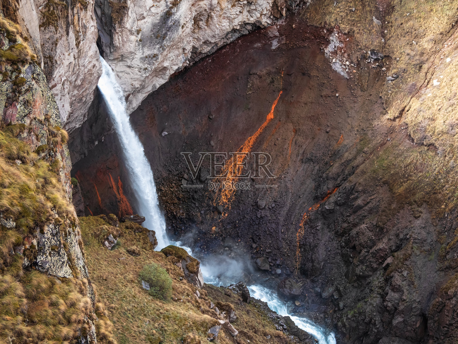 吉拉苏地区的秋季瀑布。巴尔卡里亚。俄罗斯高加索地区。厄尔布鲁士山的北部地区。照片摄影图片