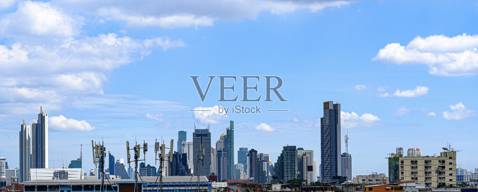 空中无人机俯瞰泰国市中心的天际线，令人惊叹的泰国曼谷城市天际线和摩天大楼全景。照片摄影图片