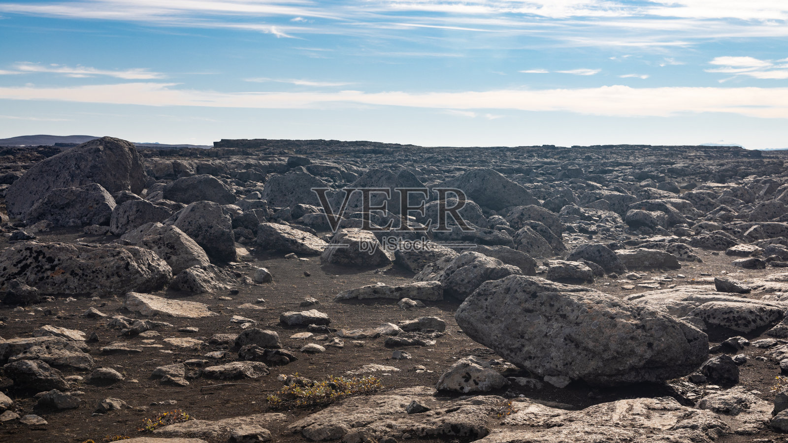 岩石和崎岖的地形徒步小径到Dettifoss瀑布，冰岛。照片摄影图片