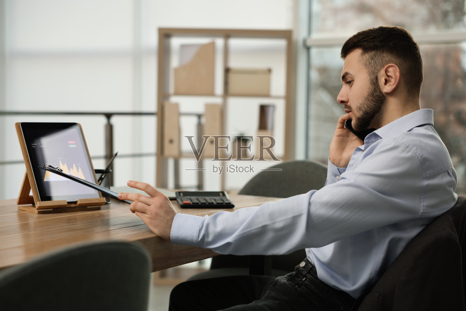 外汇交易员在办公室工作时打电话照片摄影图片