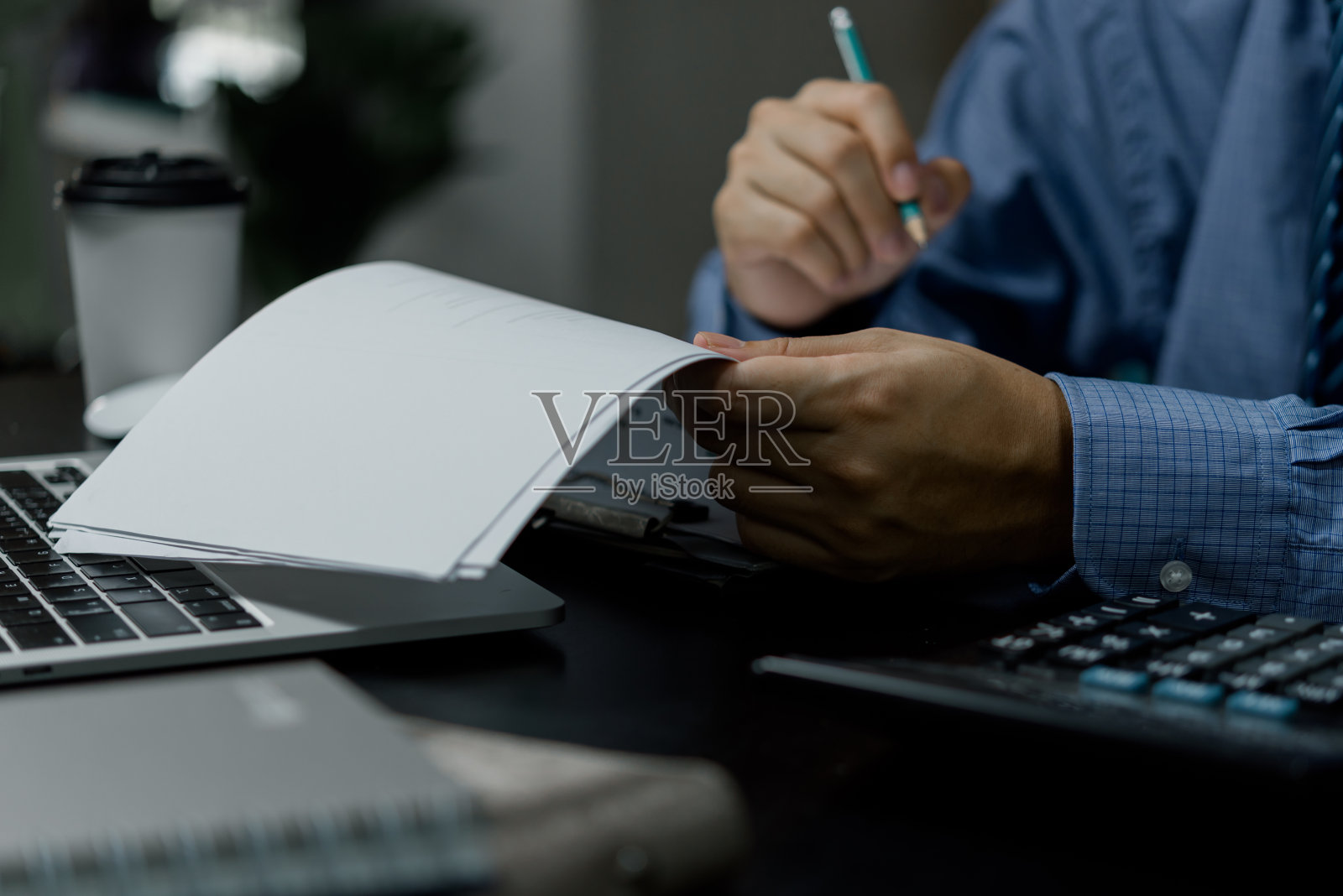 商人检查文件、数据、会计、文书、税务、财务或阅读法律信息。商务报告合同在桌上签字。照片摄影图片