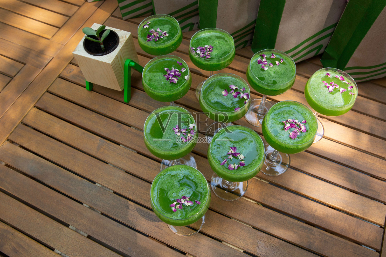 高角度拍摄的一堆绿色蔬菜冰沙在一个木头表面照片摄影图片