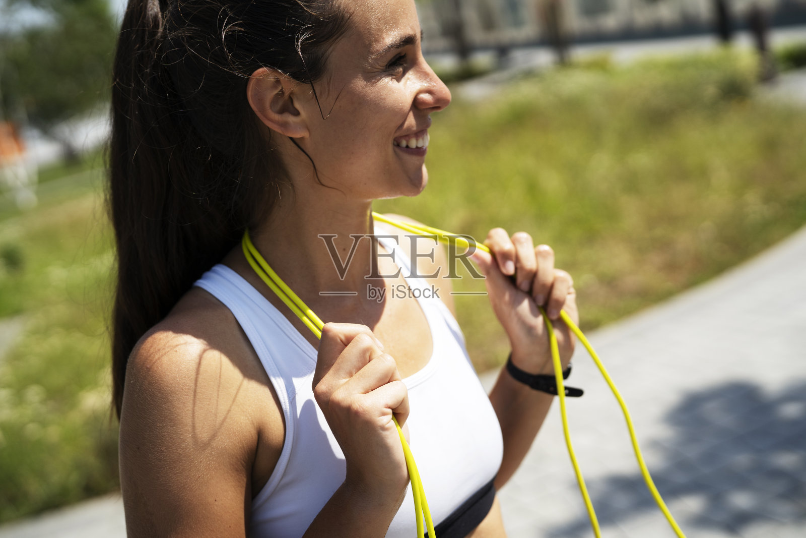 美丽的女子在户外训练后休息。照片摄影图片