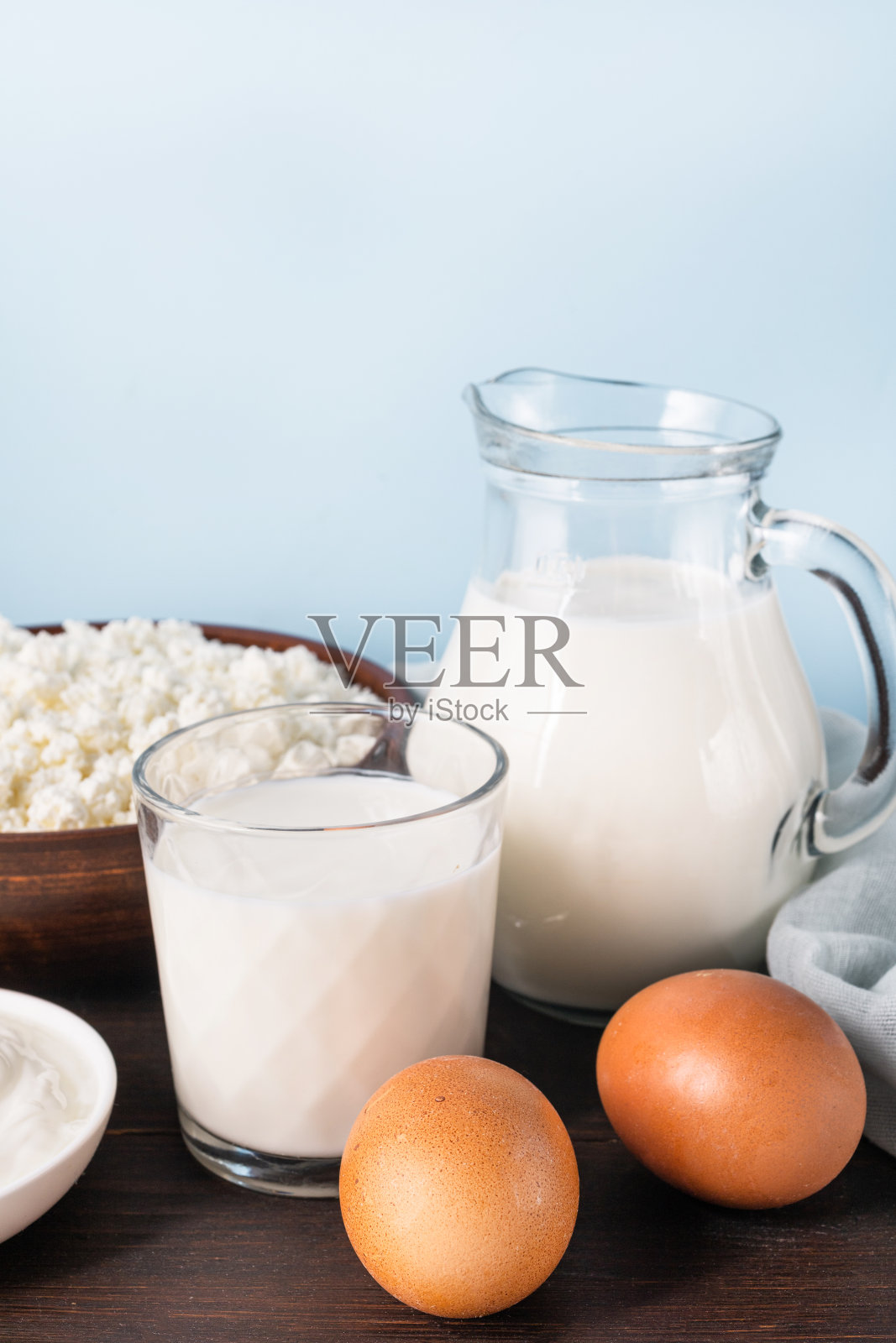 乳制品放在木桌上照片摄影图片