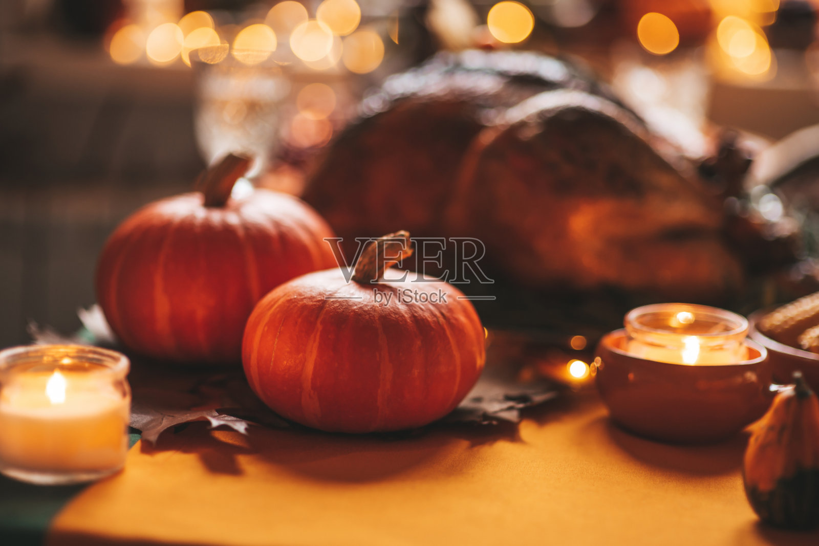 感恩节餐桌上的秋季装饰和南瓜照片摄影图片