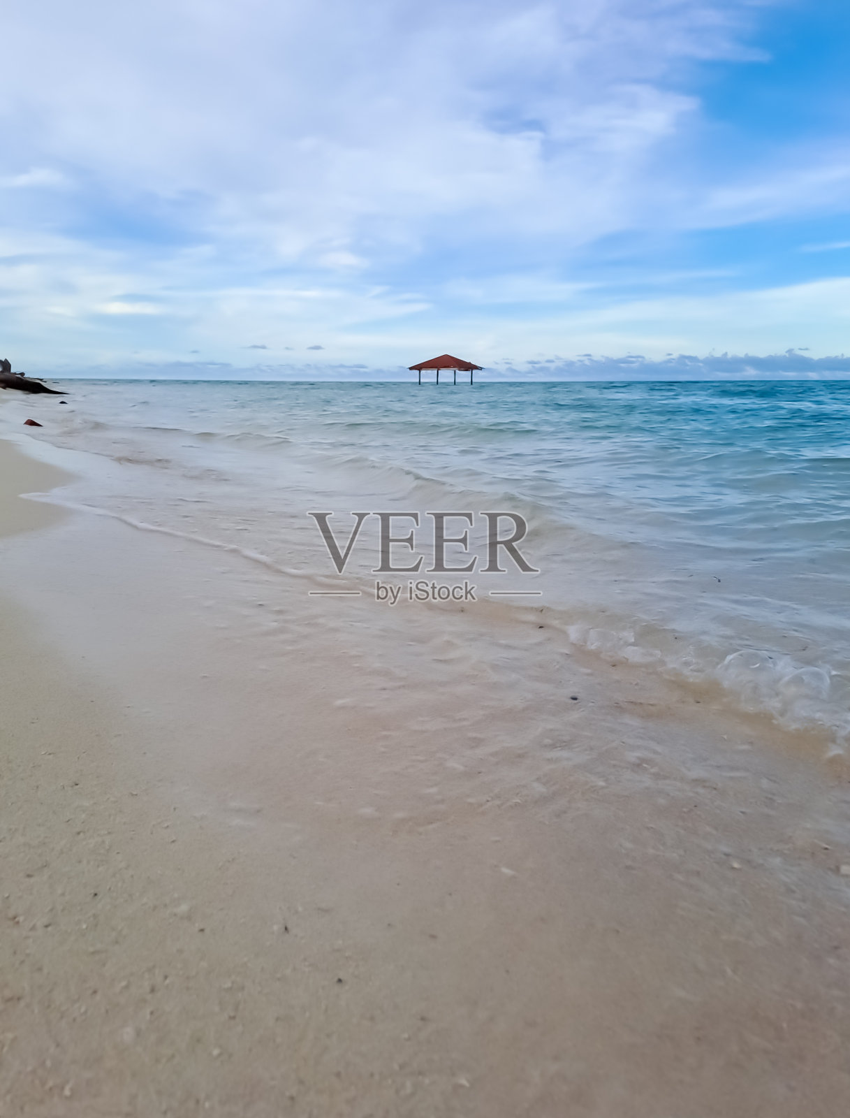 德拉万的热带海滩。美丽的沙滩和柔和的蓝色海浪照片摄影图片