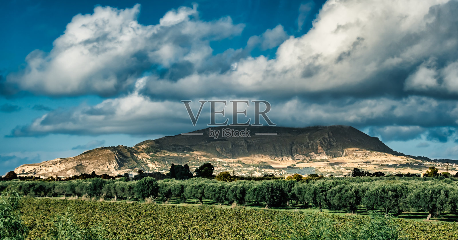 意大利西西里岛上被雾笼罩的埃里斯山城照片摄影图片