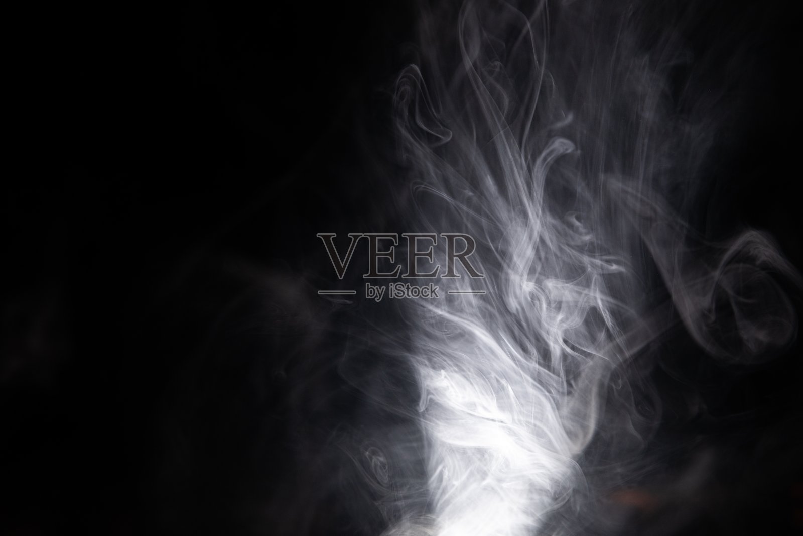 烟雾隔离在黑色背景-凉爽的墙纸照片摄影图片