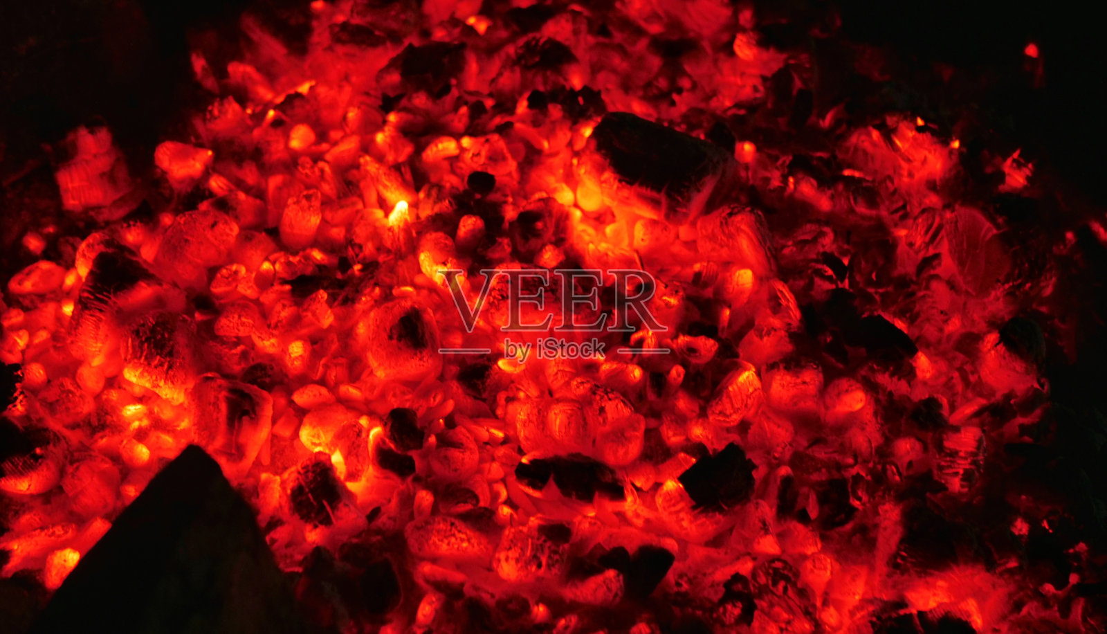 燃烧红色有机炭质地的烧烤架照片摄影图片