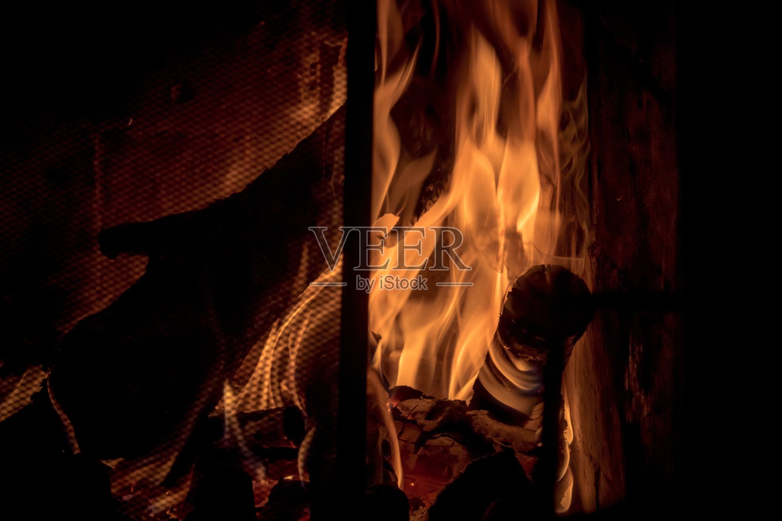 黑暗中燃烧的木头的火焰照片摄影图片