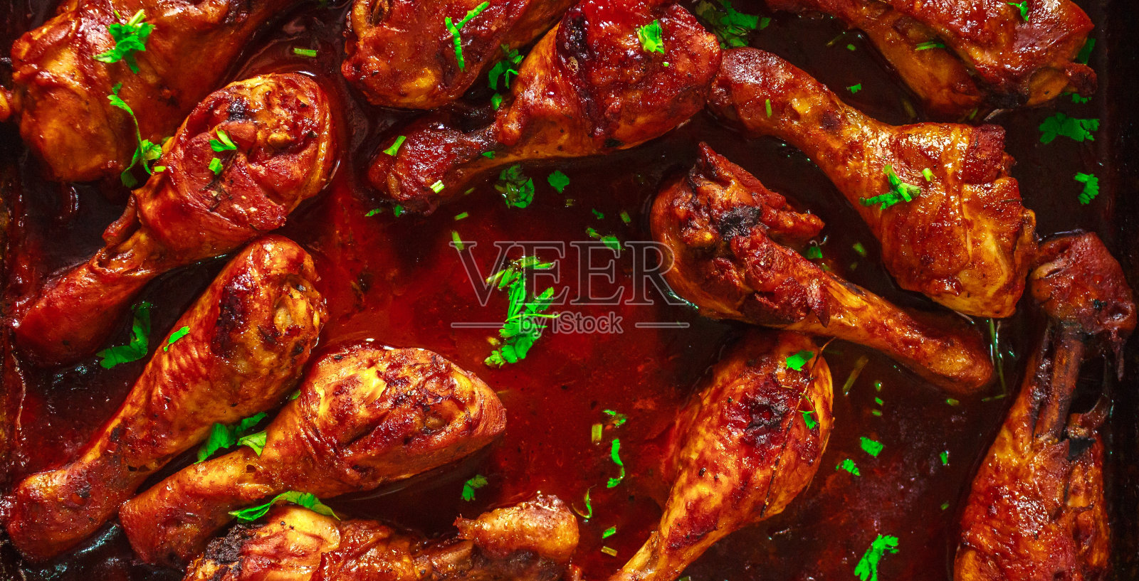 用番茄酱和蔬菜做成的美味鸡腿的特写镜头照片摄影图片