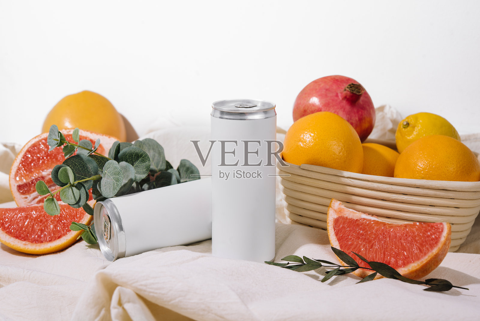 苏打水和橙子、葡萄柚和石榴装在一个罐头里照片摄影图片