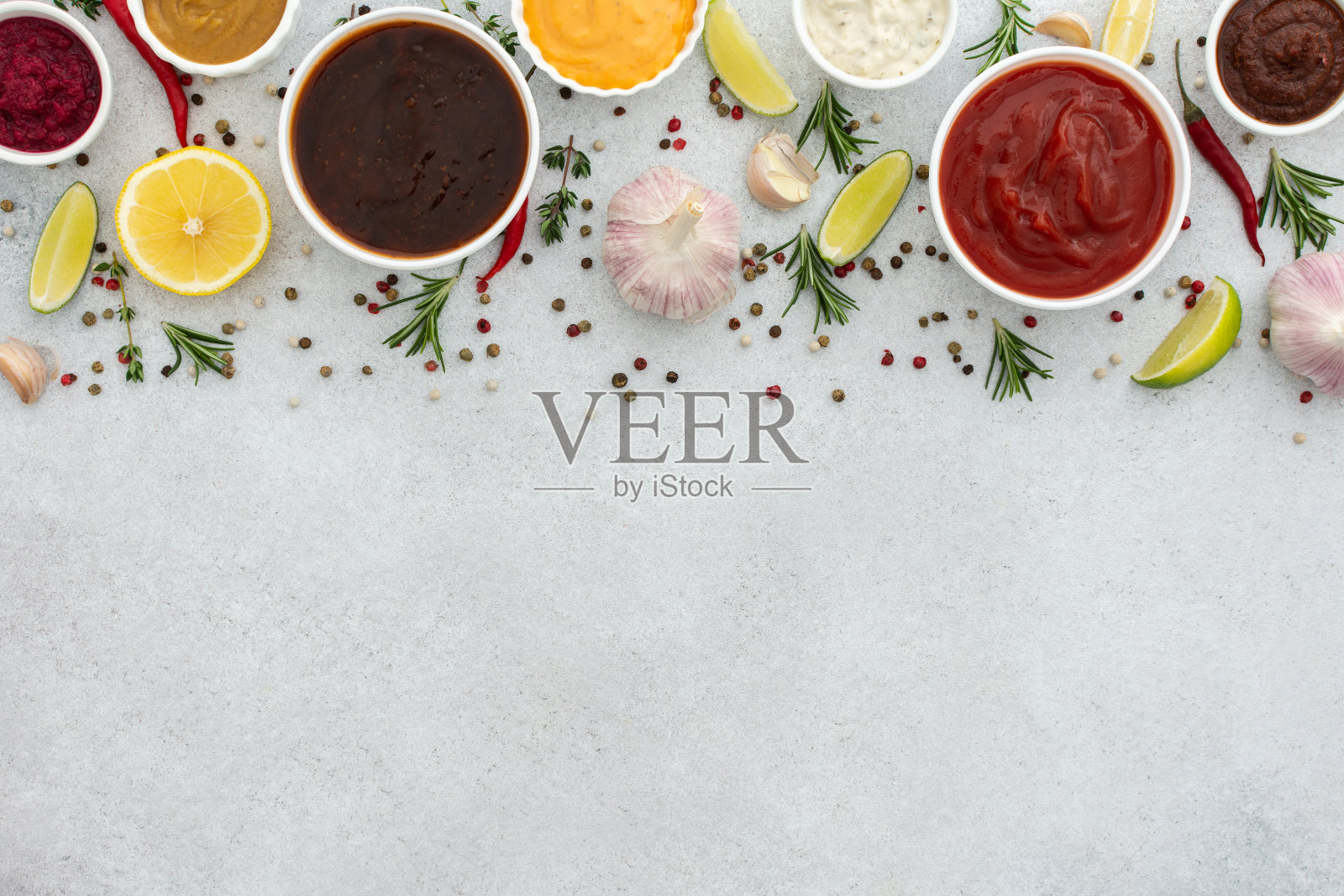 碗里有不同种类的酱汁照片摄影图片