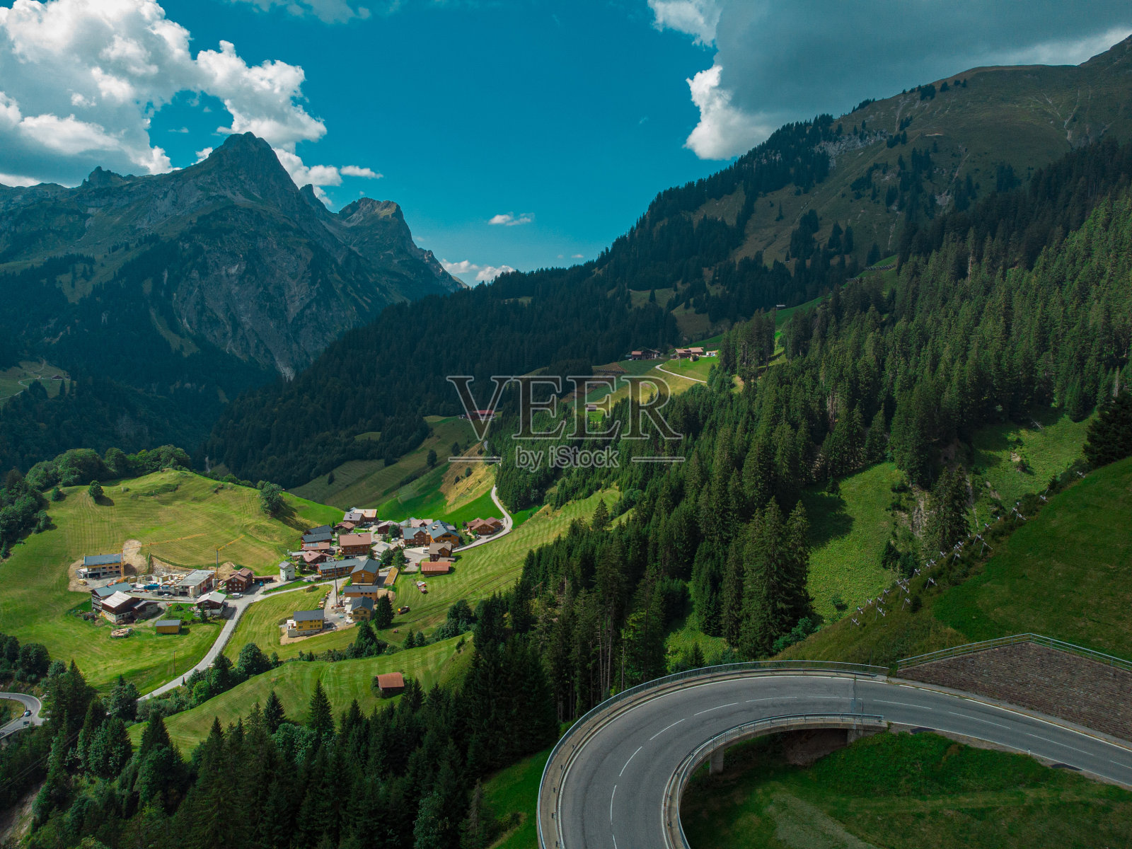 美丽的奥地利山谷，Oberboden村靠近一座漂亮的公路桥，有一个发夹转弯，山上的壮丽全景尽收眼底。照片摄影图片