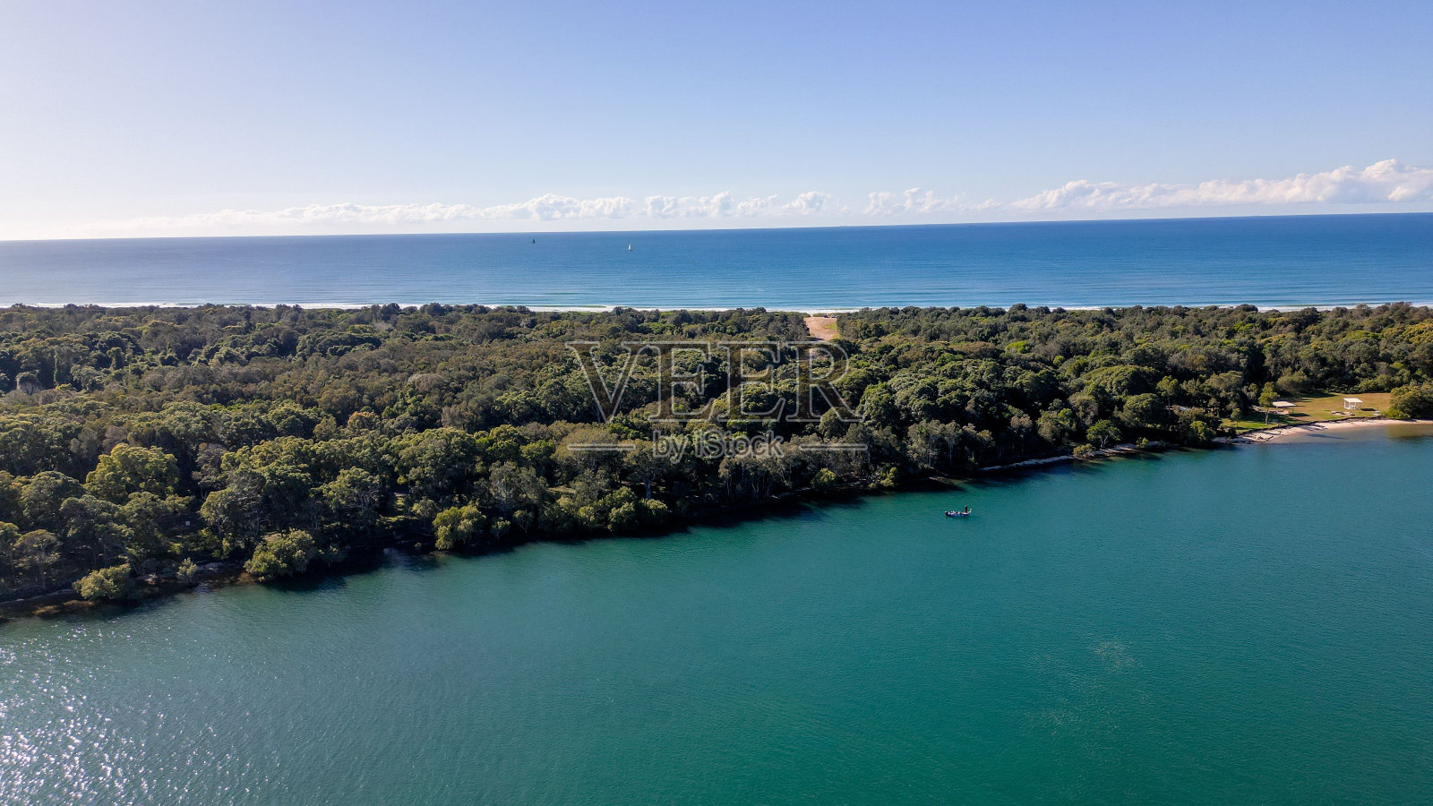 澳大利亚麦考瑞港定居点附近的海滨鸟瞰图照片摄影图片