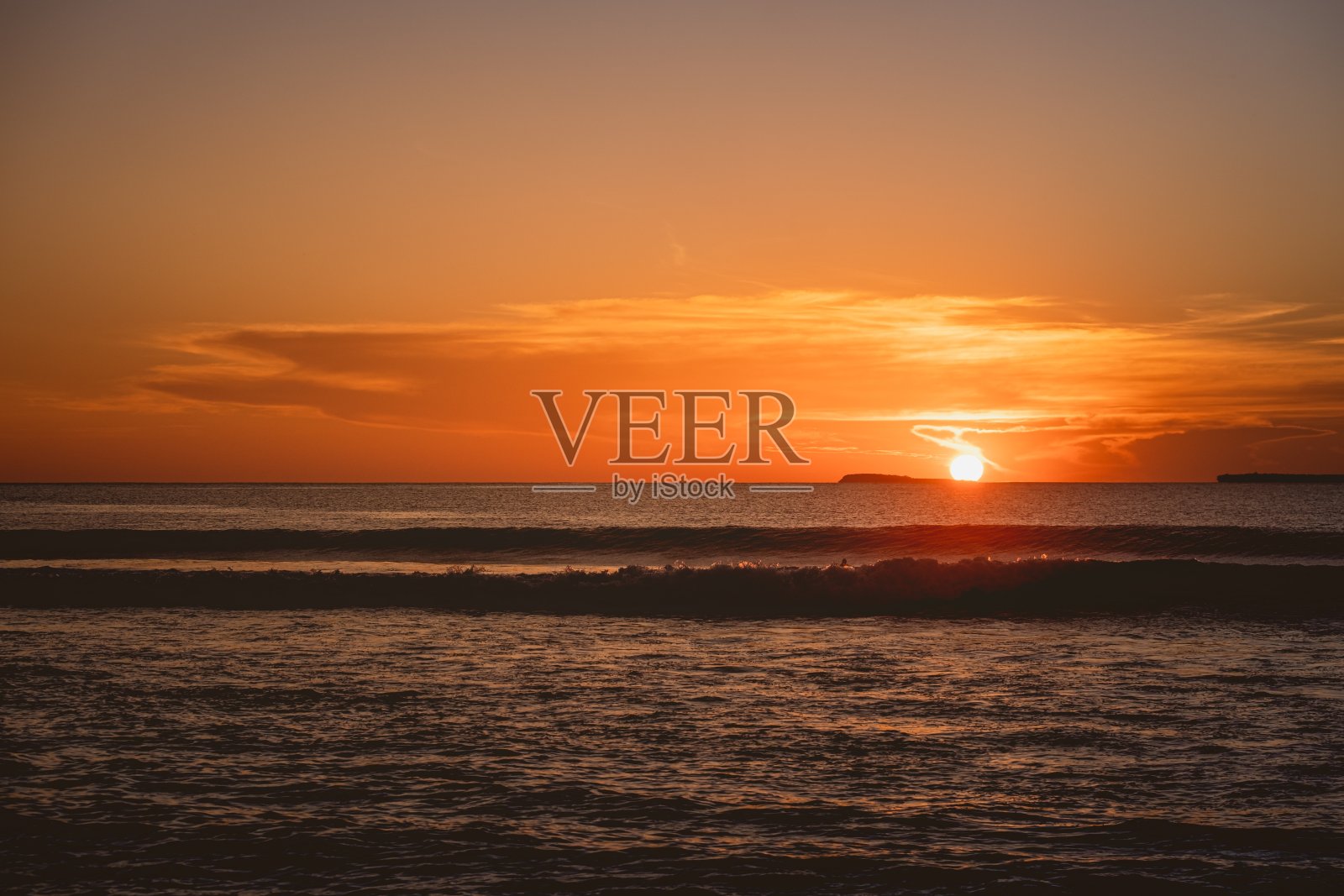 在印度尼西亚明打威群岛，日落时平静的海洋令人着迷照片摄影图片