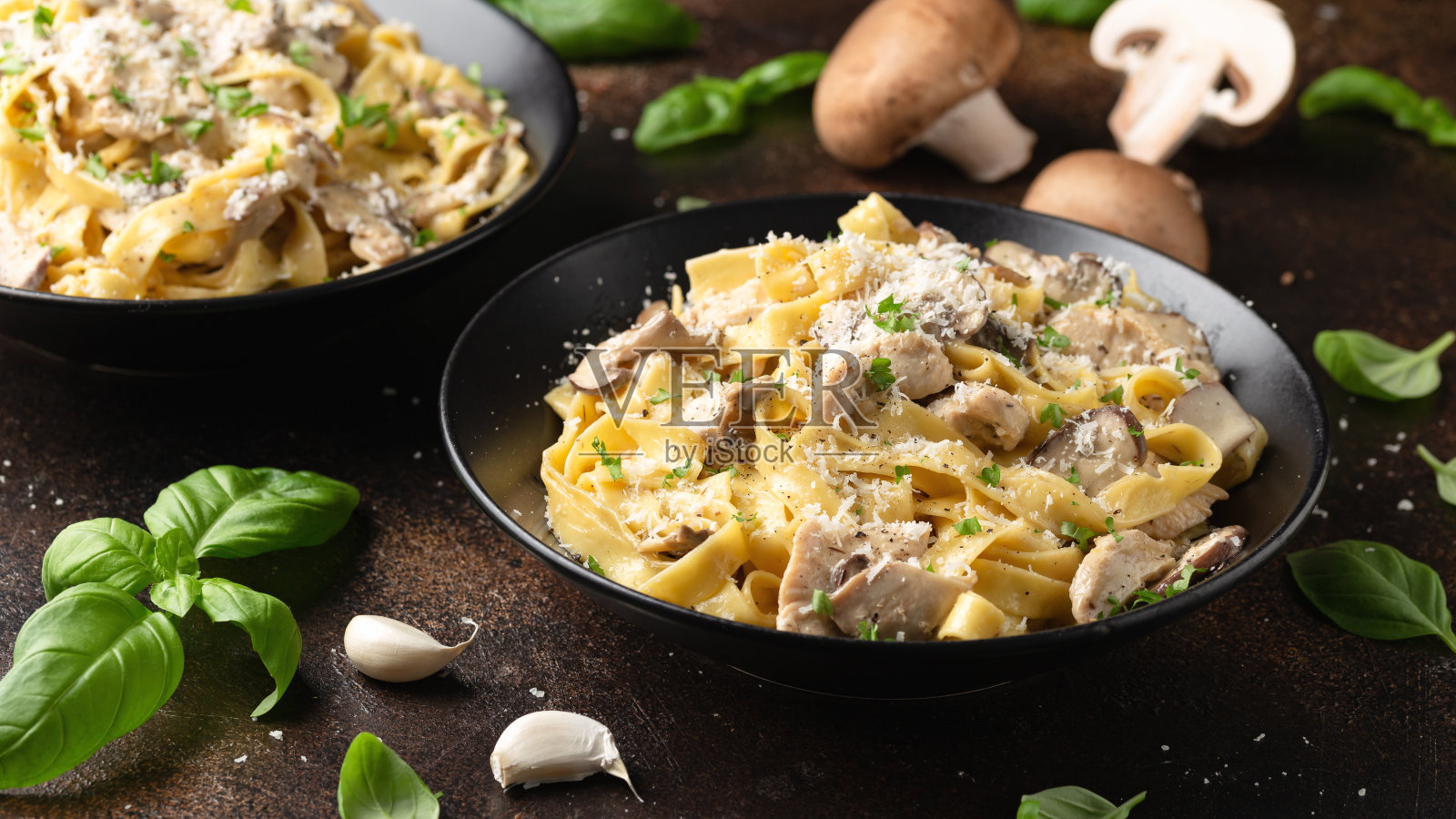 奶油阿尔弗雷多意大利面配鸡肉，蘑菇和帕尔马干酪。健康的意大利菜照片摄影图片