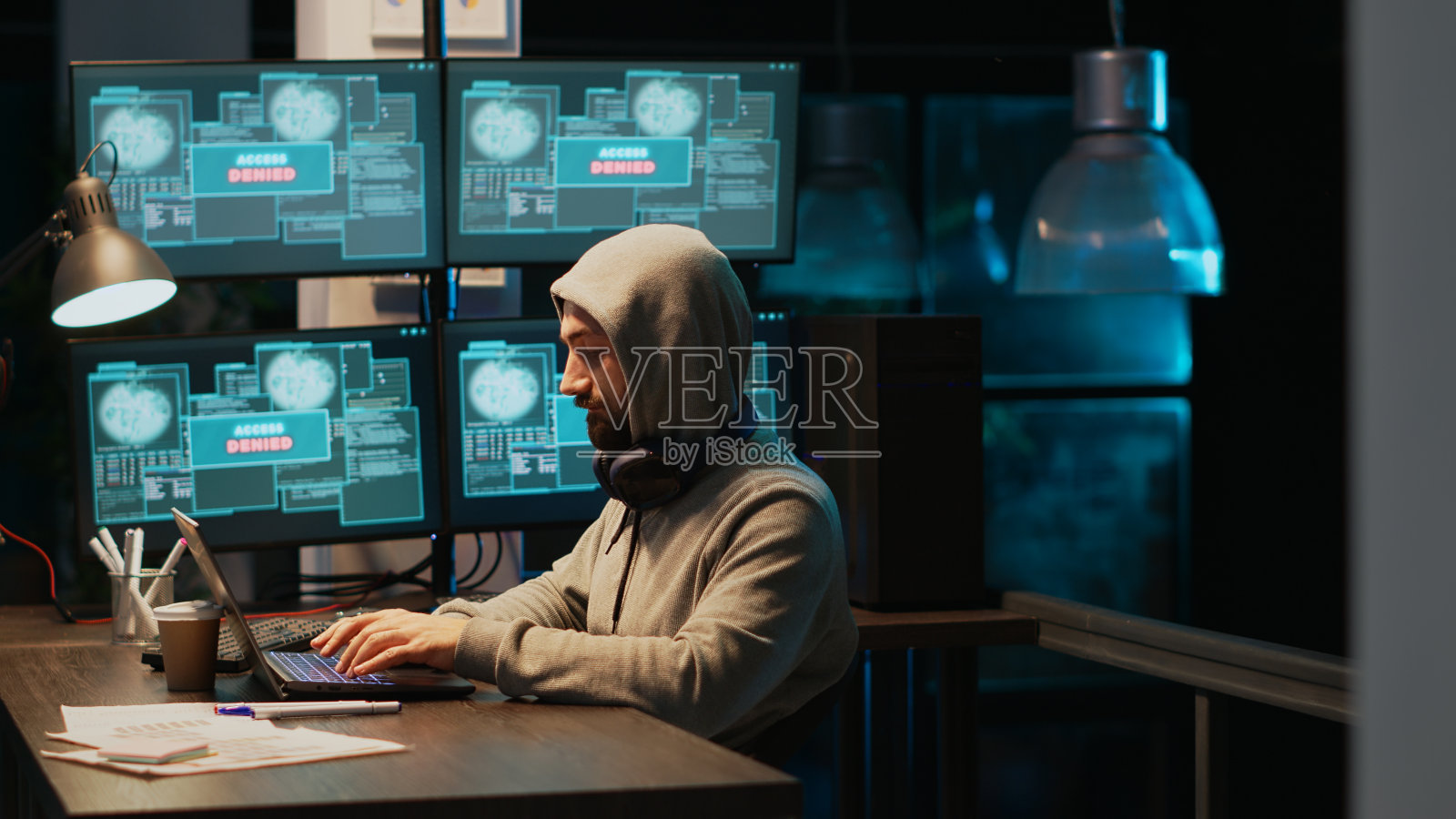 年轻的骗子试图破坏数据库网络照片摄影图片