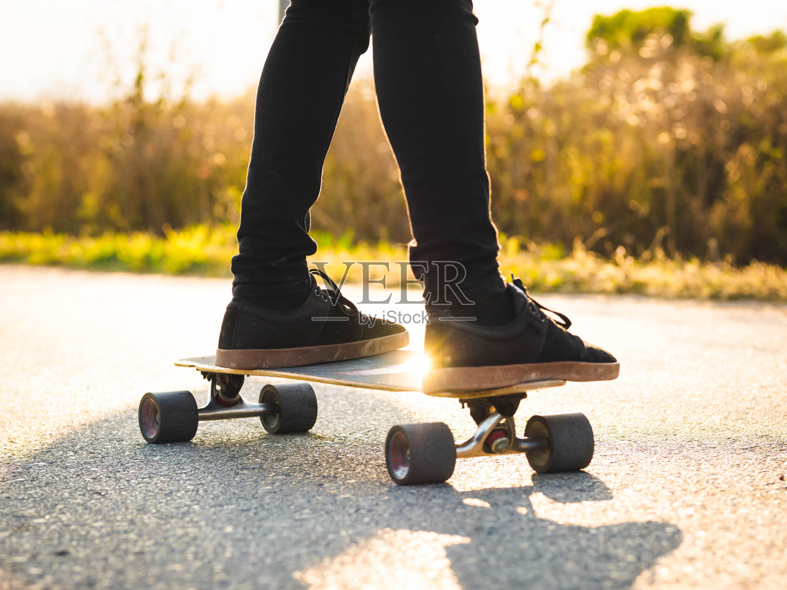 一个骑滑板的年轻男子的浅聚焦镜头照片摄影图片