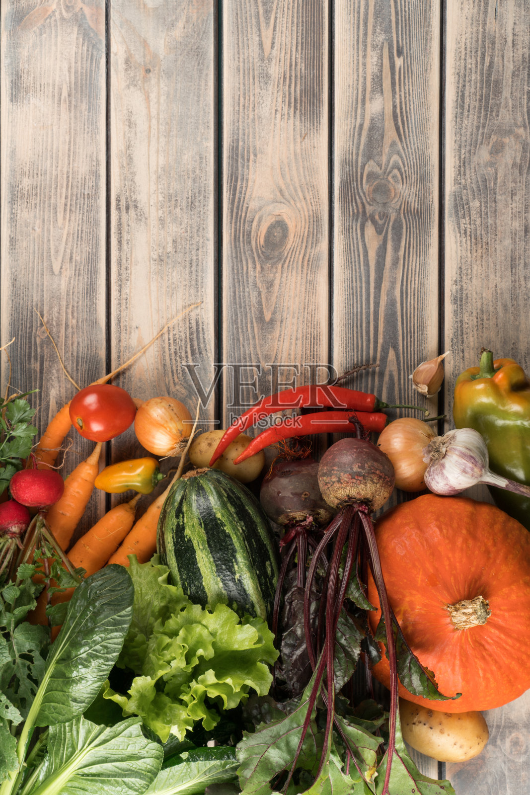 五颜六色的新鲜蔬菜混合，俯视图。木桌上的有机季节性收获。烹饪原料。文本的地方照片摄影图片