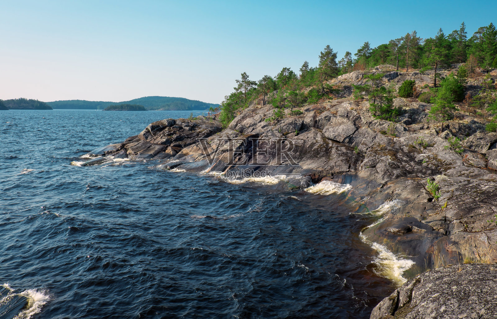 Ladoga Skerries国家公园。卡累利阿共和国的岩石和拉多加湖的美丽景色，这是欧洲最大的湖泊。照片摄影图片