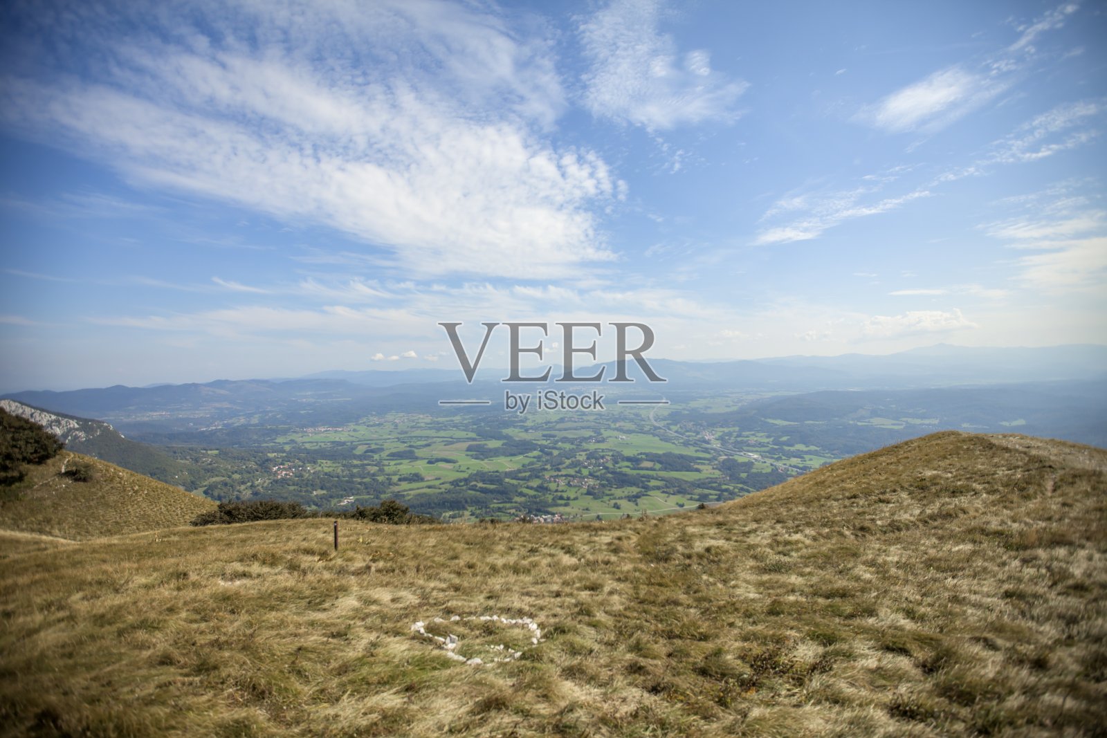 从纳诺斯高原俯瞰蔚蓝天空下的维帕瓦山谷照片摄影图片