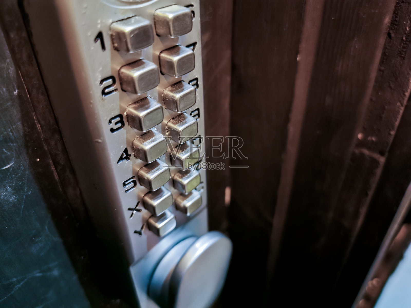 灰色银色数字键盘，黑门上的安全门储物柜照片摄影图片