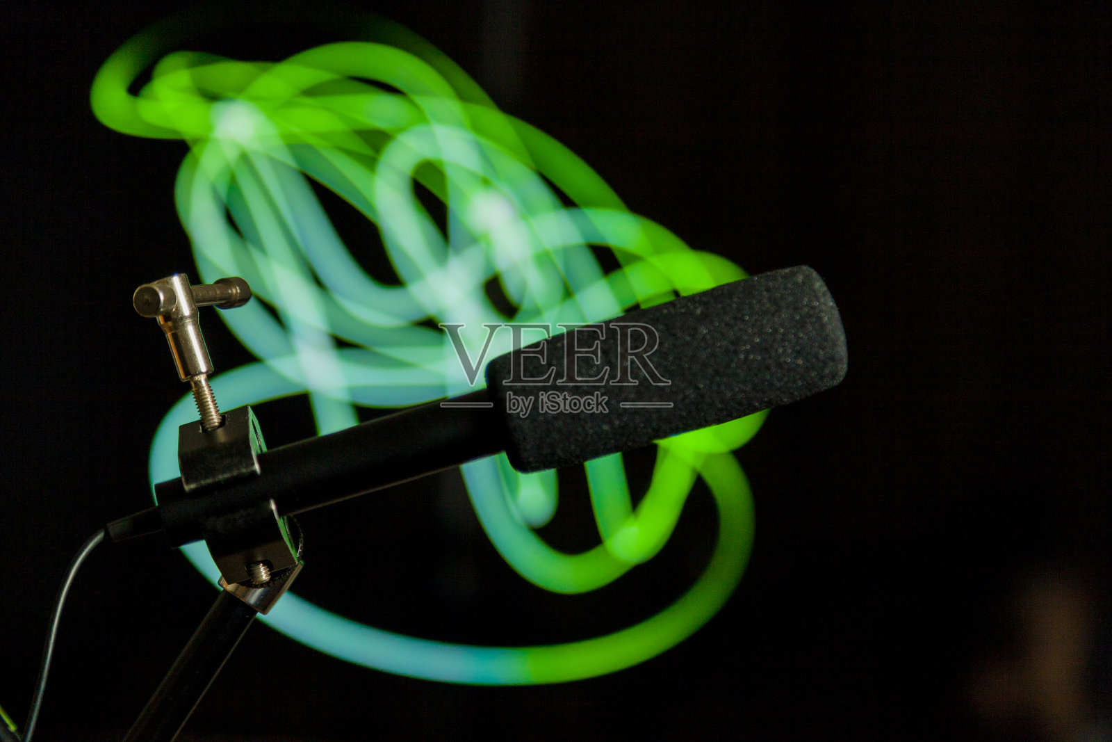 播客麦克风彩色背景与复制空间。照片摄影图片