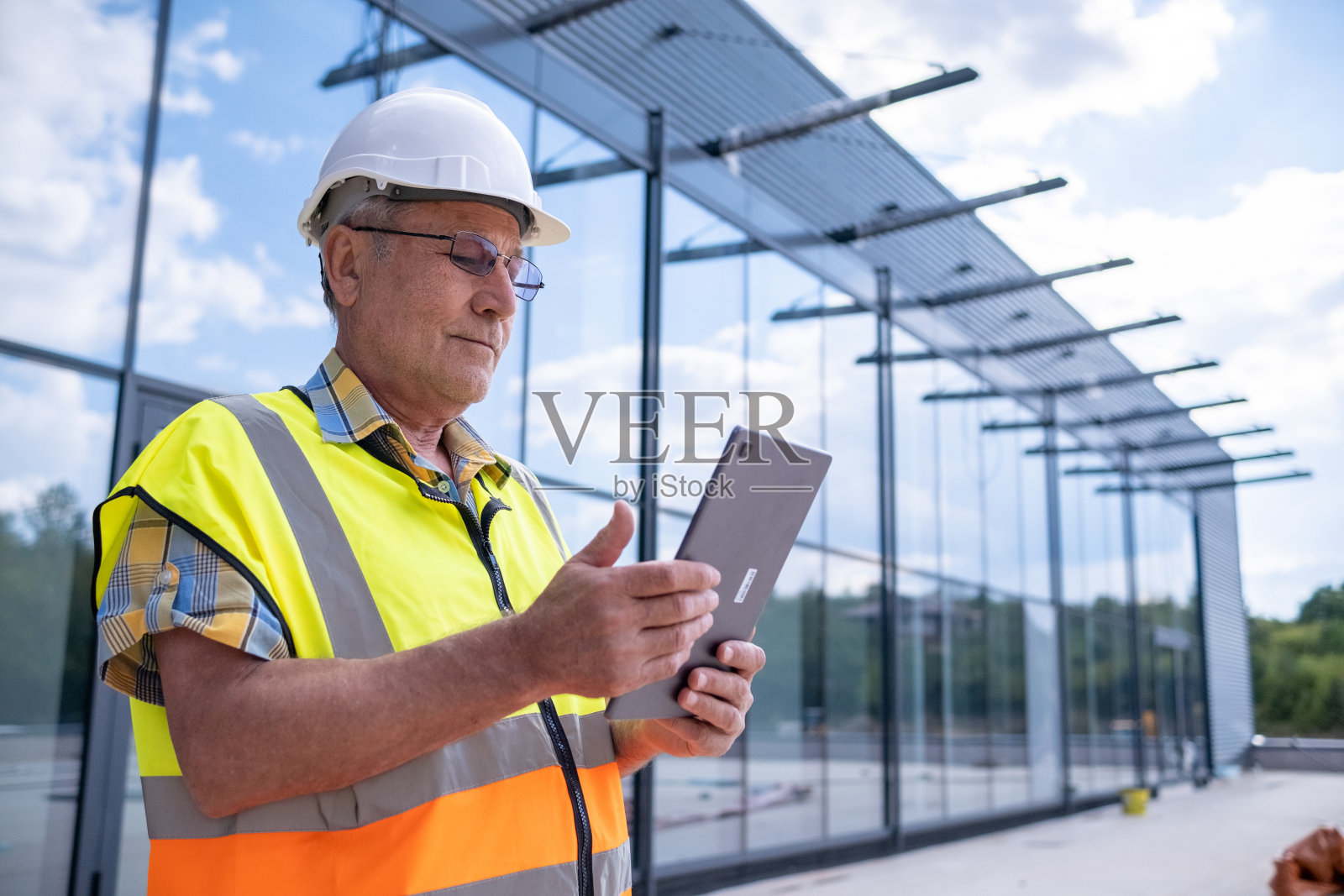 一位建筑工程师在建筑工地工作。照片摄影图片