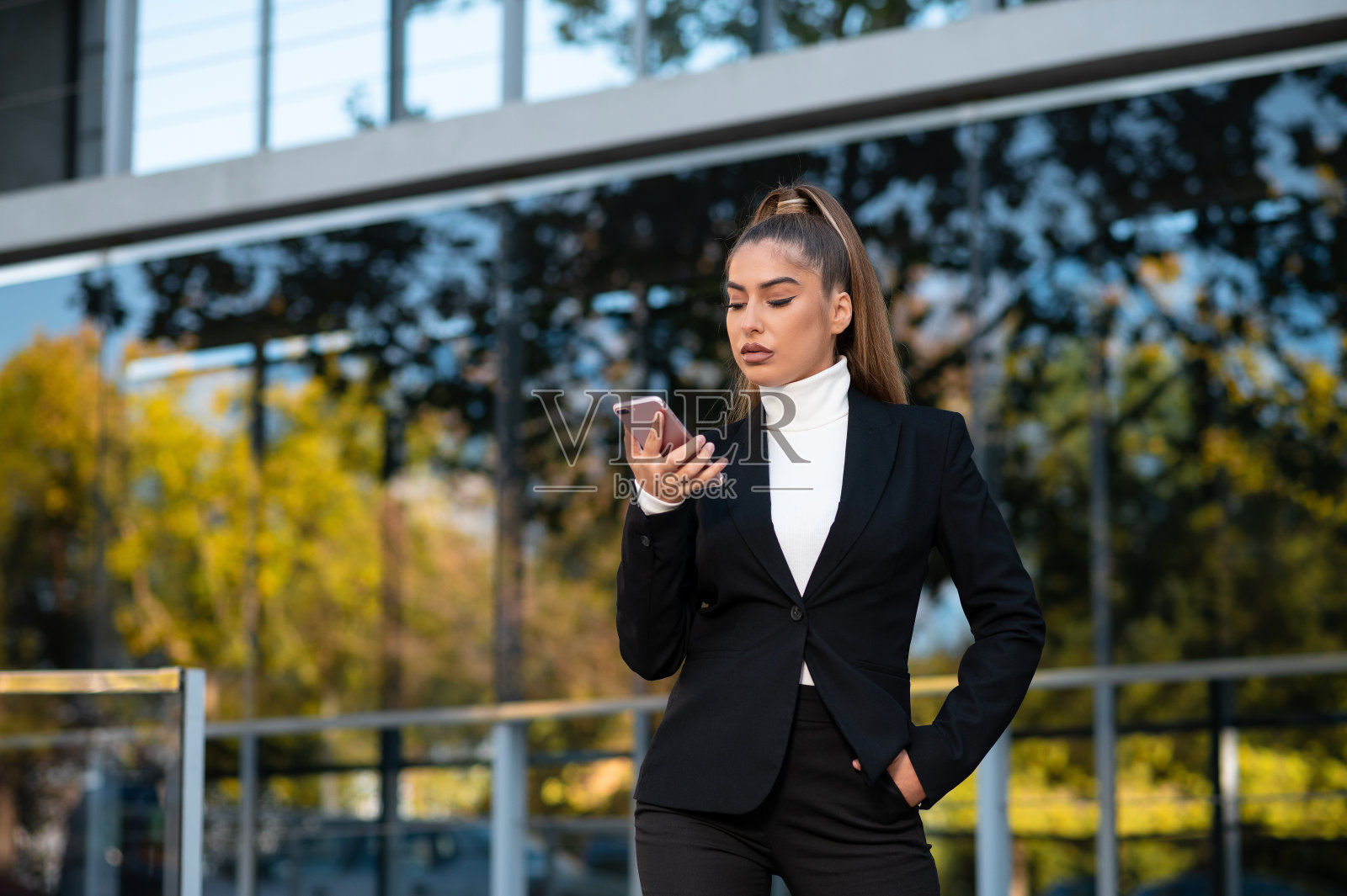 身穿优雅西装的白人模特正在打电话照片摄影图片