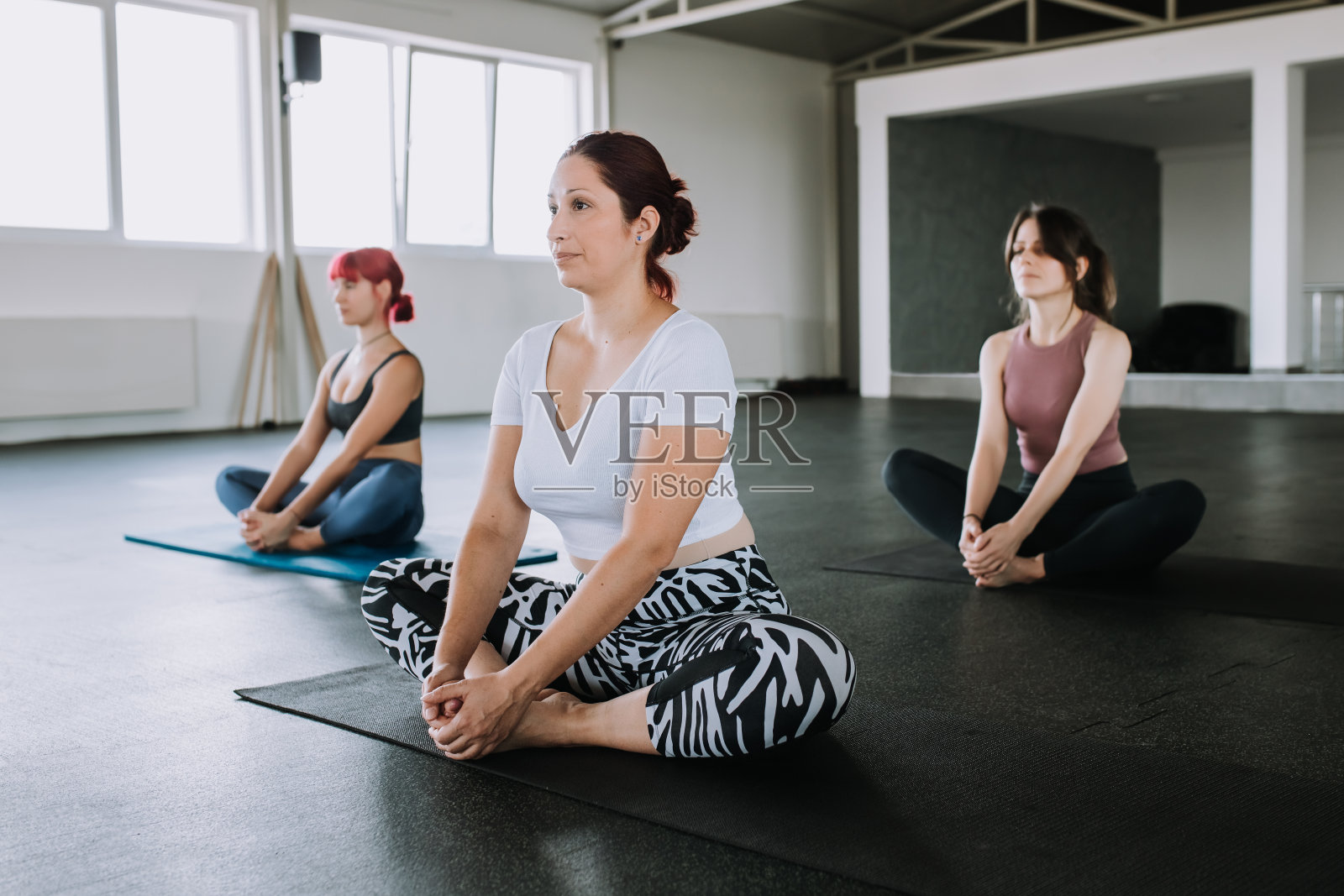 一群白人女性在练习瑜伽照片摄影图片