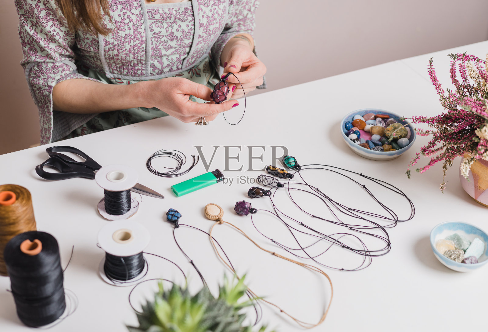 妇女双手制作手工宝石首饰照片摄影图片