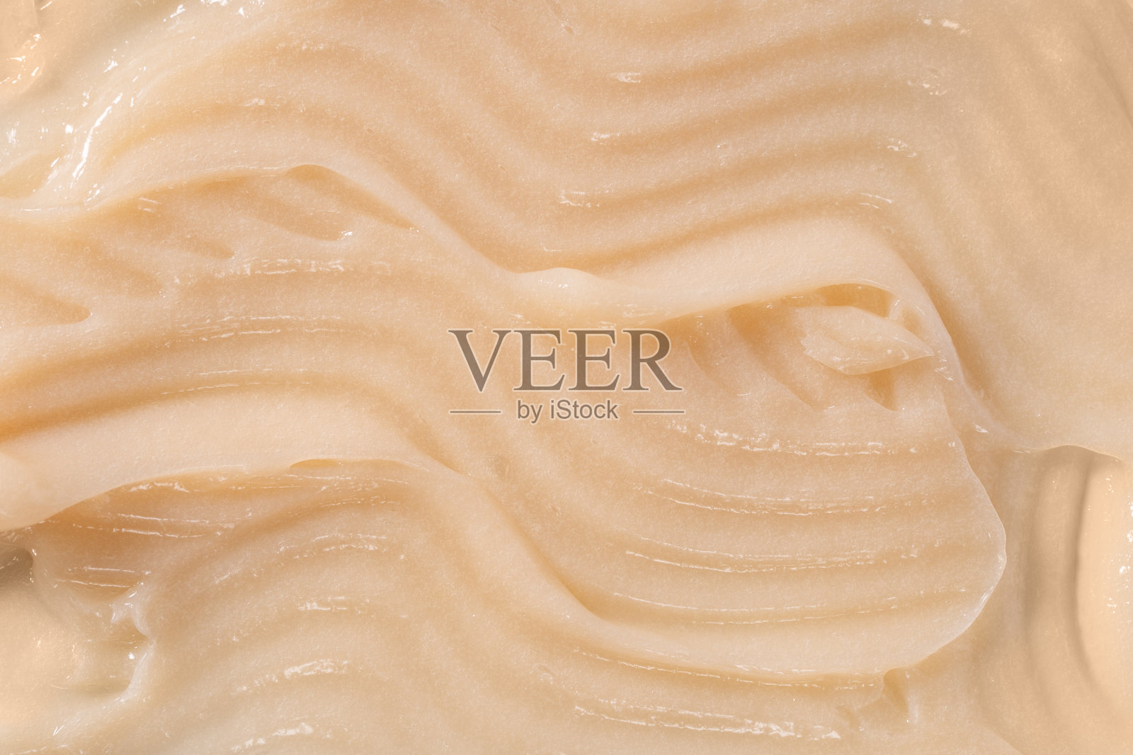 身体护理香脂，视黄醇精华液，洗发水波浪质感。护发素奶油背景。黄色化妆品润肤水样品特写。护肤面膜涂抹，乳状洁面产品样本照片摄影图片