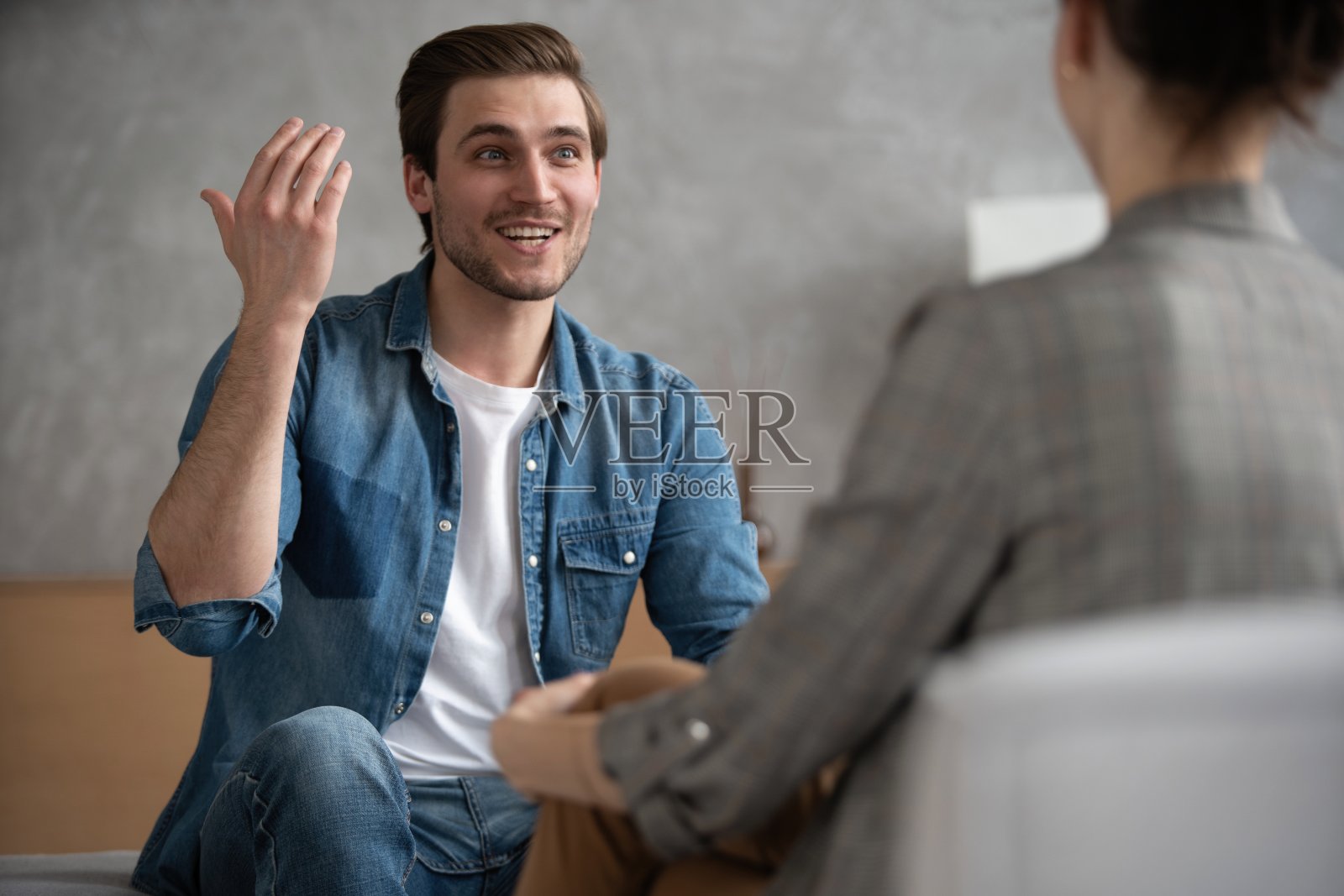 心理咨询师与患者进行治疗照片摄影图片