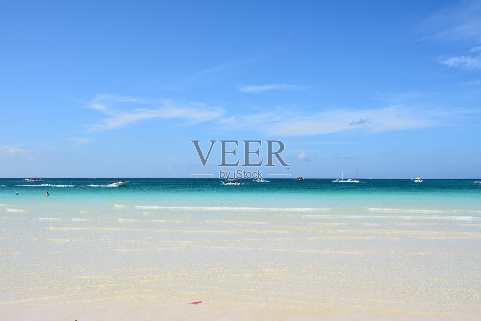 海浪到达沙滩的美丽景色照片摄影图片