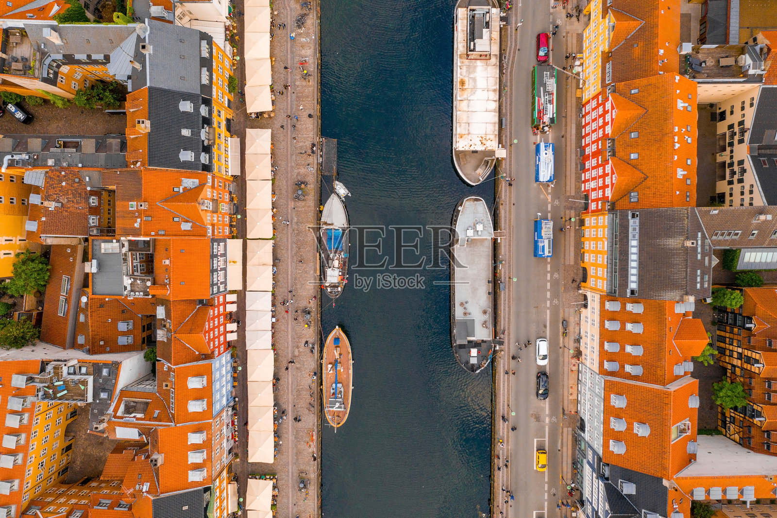 在多云的天空下，航拍的美丽的城市景观照片摄影图片