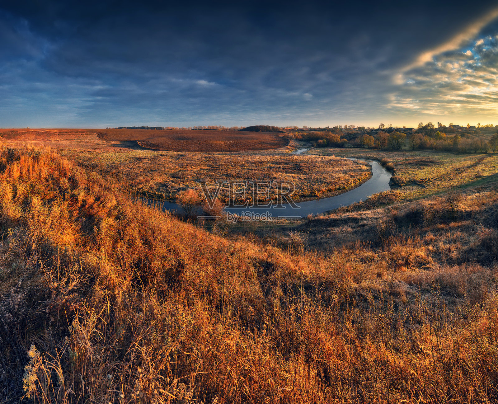 十月清明的早晨，大自然的秋景。乌克兰的性质照片摄影图片