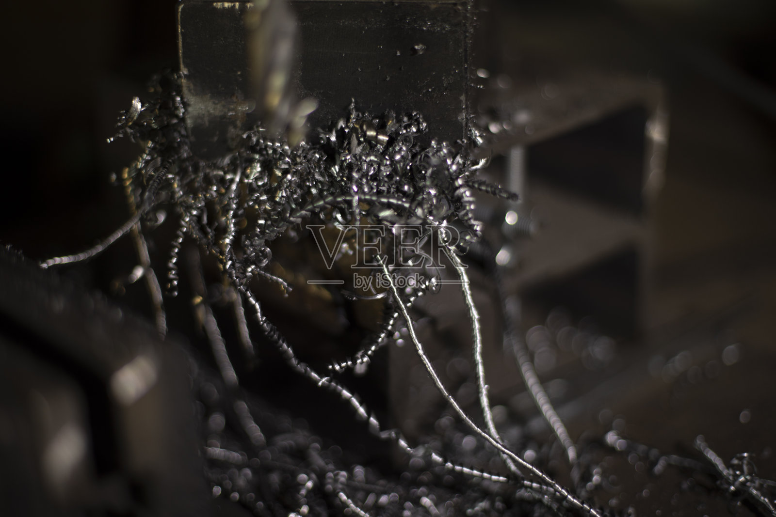 从金属刨花。钻钢。生产细节。照片摄影图片