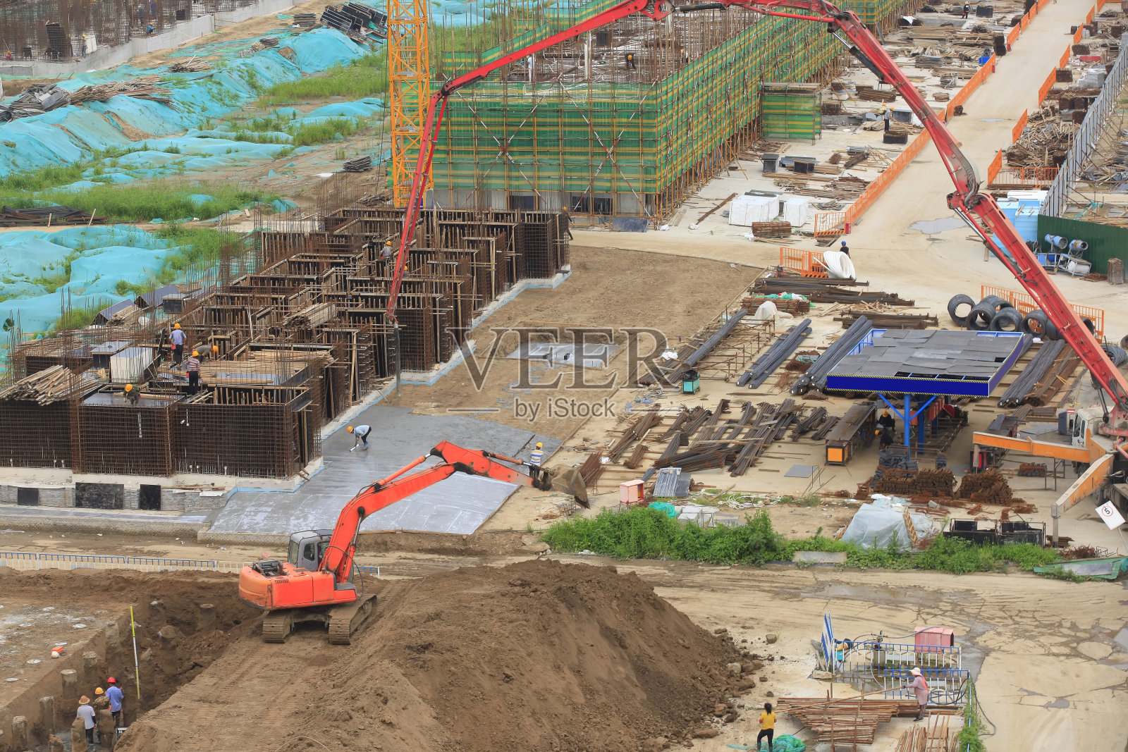 工人们在建筑工地工作照片摄影图片