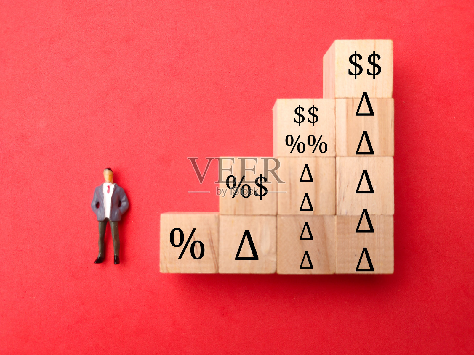 木块排列在梯子上，上面有百分比和金钱图标。增加利润的概念照片摄影图片