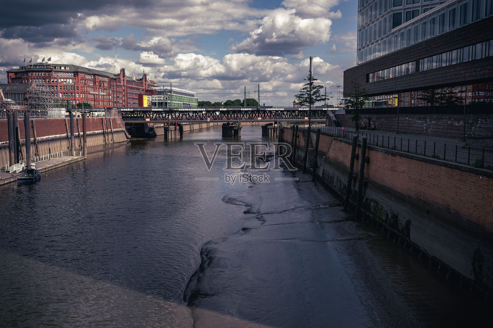 汉堡市一条河，河上有一座桥照片摄影图片