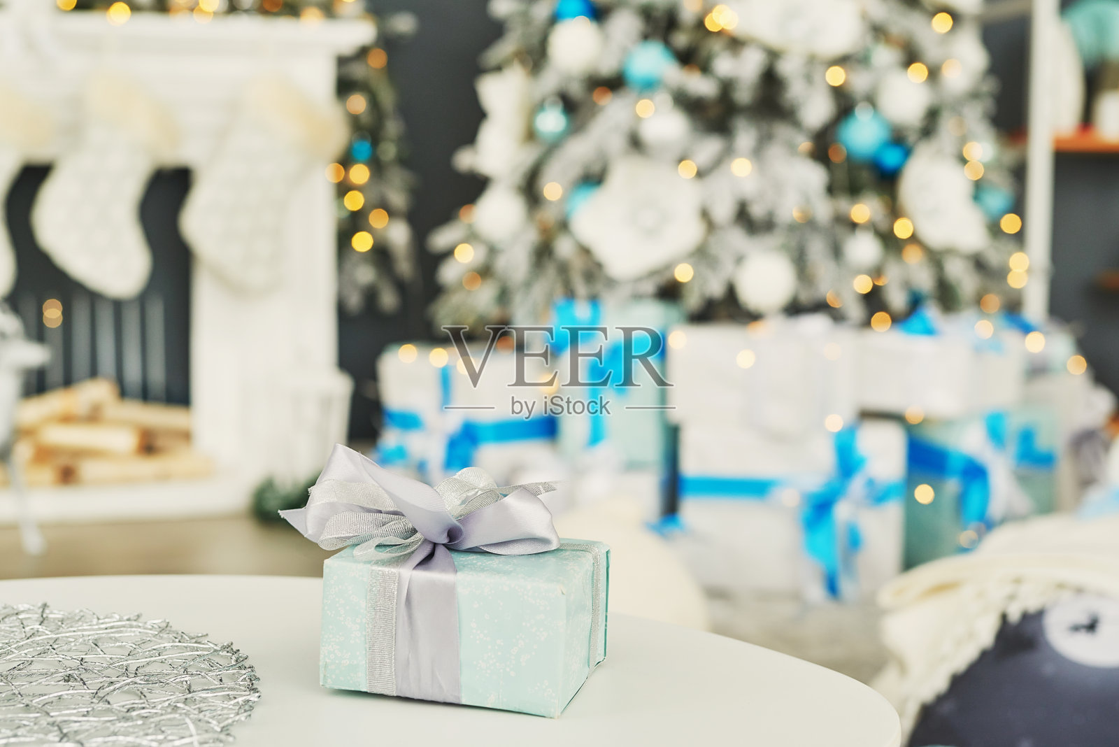 圣诞节客厅：蓝白色装饰的圣诞树背景，新年庆祝，圣诞快乐，新年快乐照片摄影图片