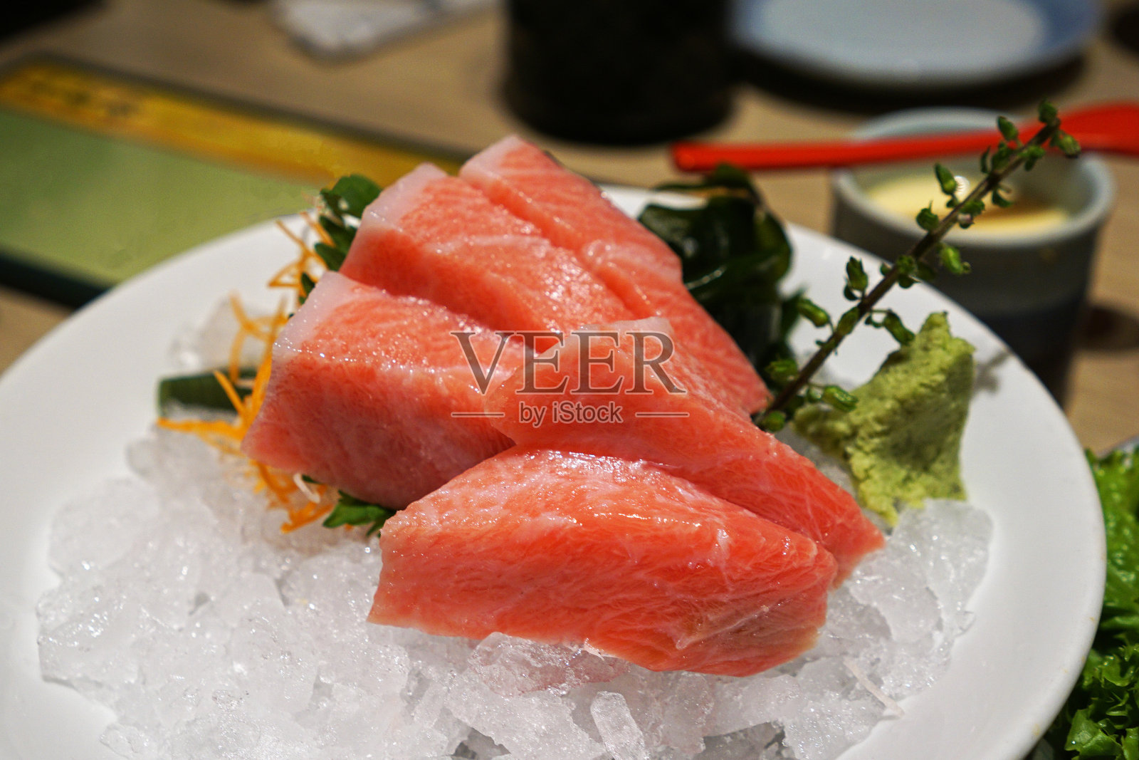 近距离的Otoro刺身(Maguro)，蓝鳍金枪鱼腹部鱼照片摄影图片