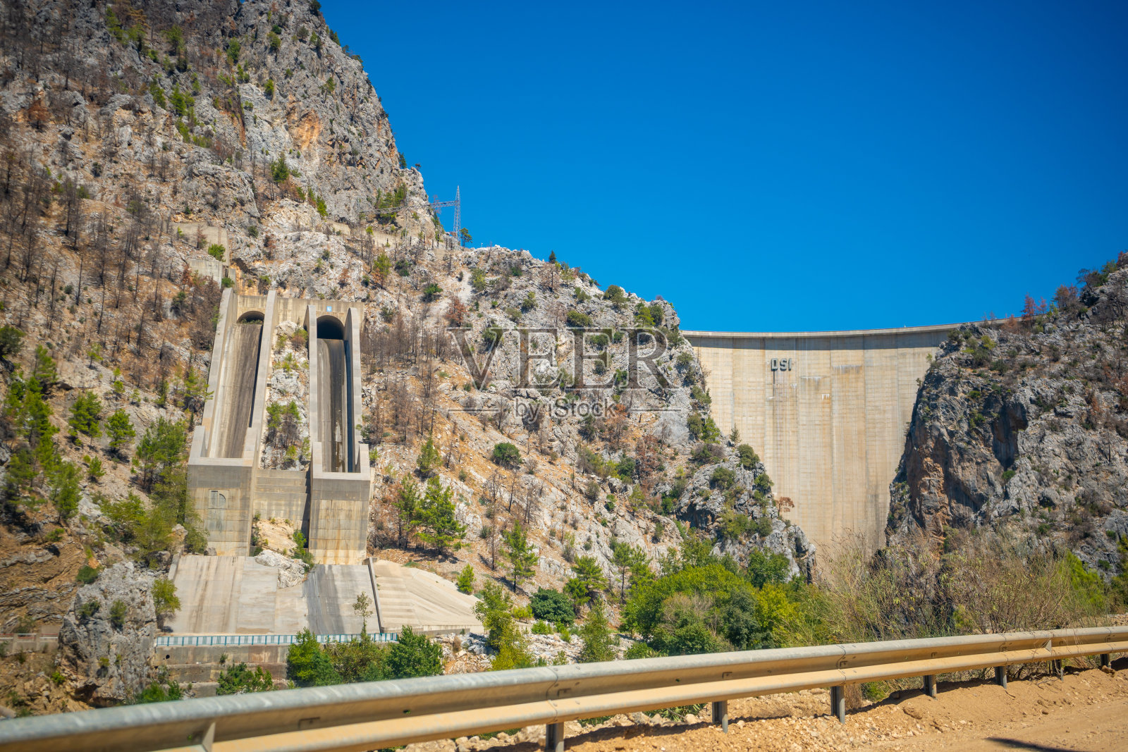 土耳其马纳夫加特地区的Oymapinar大坝区域和通往绿峡谷的道路。照片摄影图片