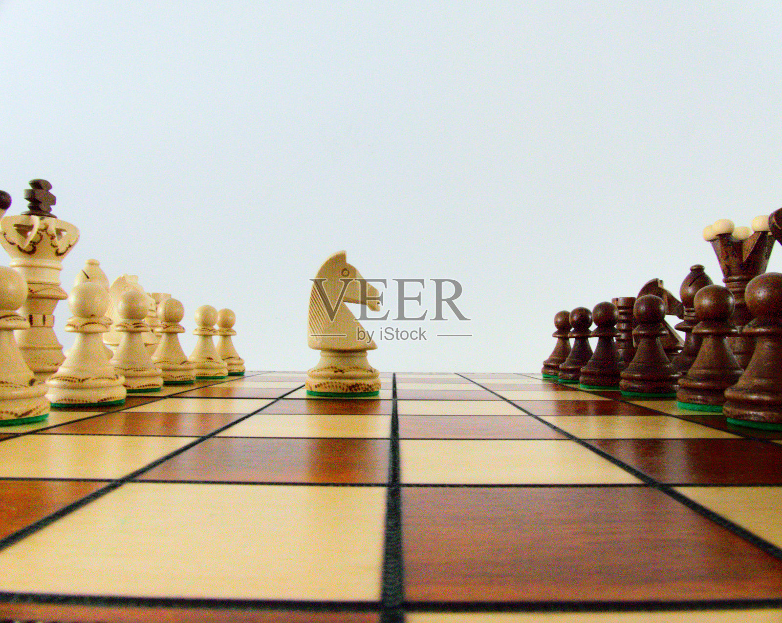 国际象棋-战略和战术游戏-棋子和棋盘(国王-王后-主教-骑士-车-卒)照片摄影图片