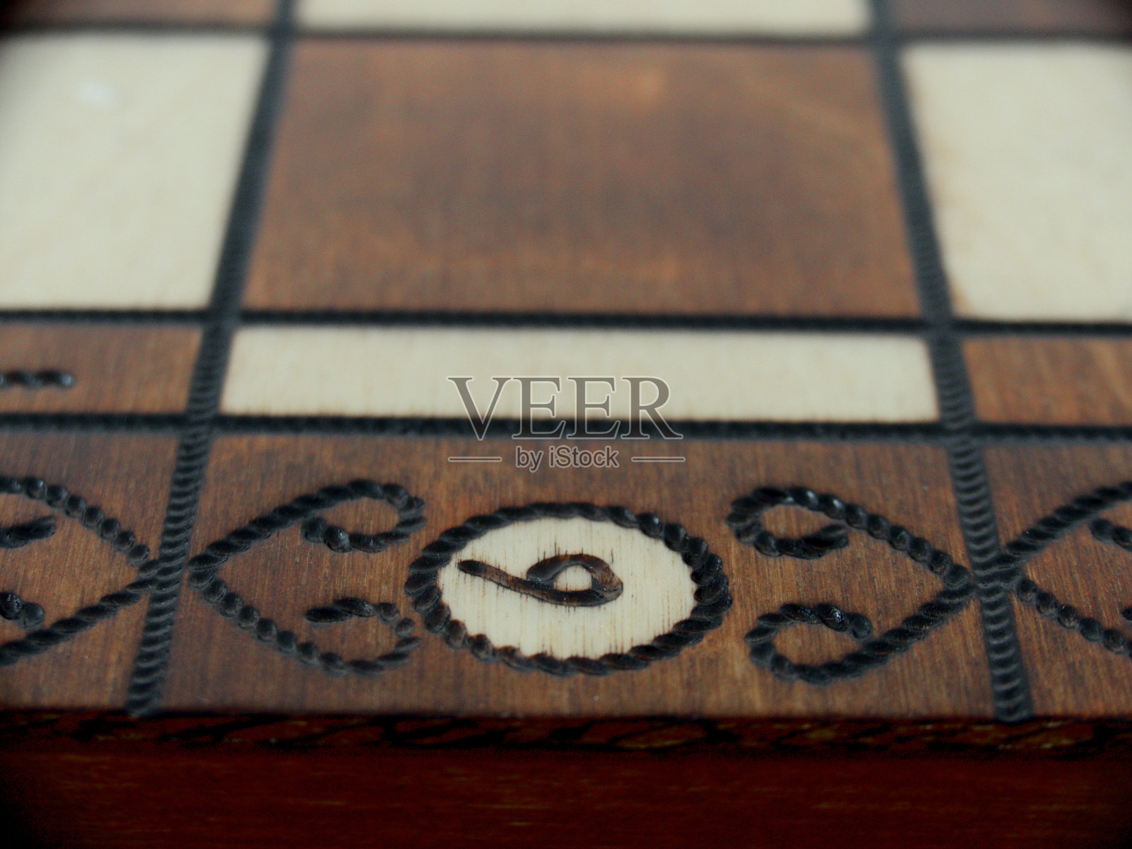 国际象棋-战略和战术游戏-棋子和棋盘(国王-王后-主教-骑士-车-卒)照片摄影图片