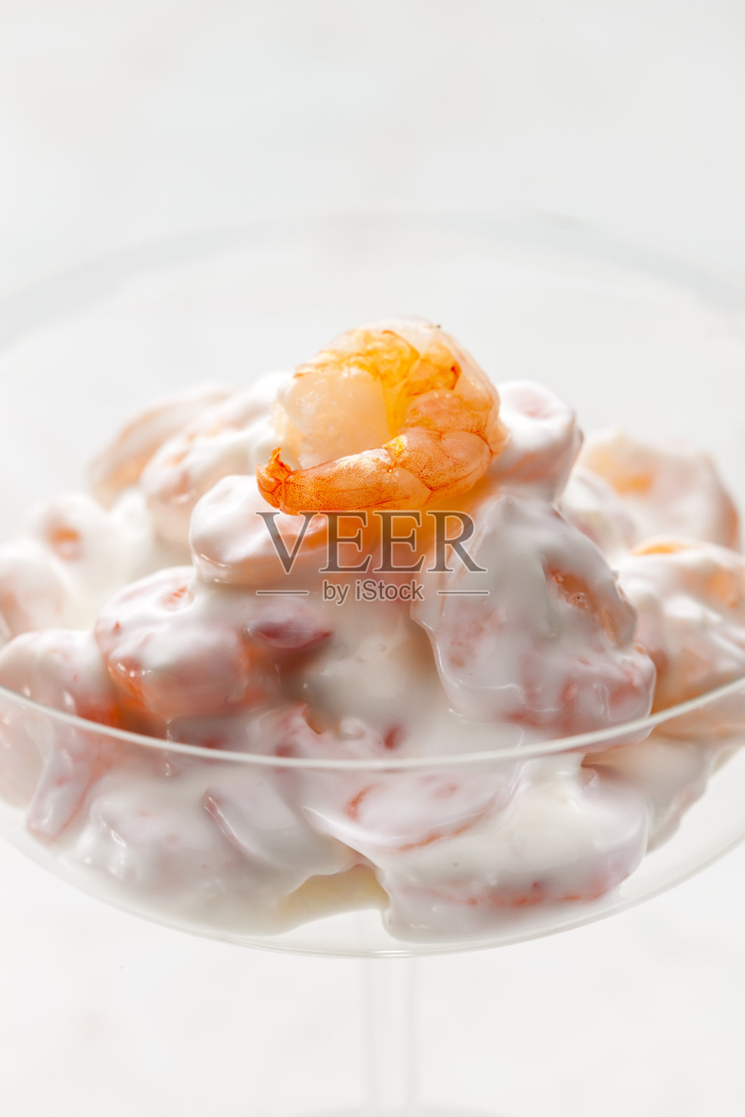 玻璃杯里的虾鸡尾酒照片摄影图片